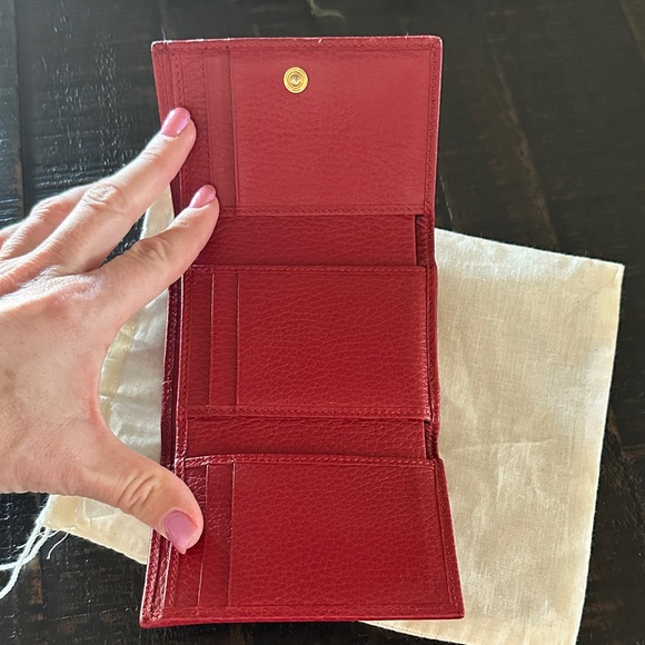 Gucci Red Leather Compact Wallet - Picture 5 of 11